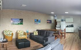 Ubatuba Casa rústica e aconchegante, Ubatuba, 40 metros da praia, frente ao mar, área de lazer, churrasqueira, ar condicionado, wifi, tv a cabo, completamente equipada com utensílios